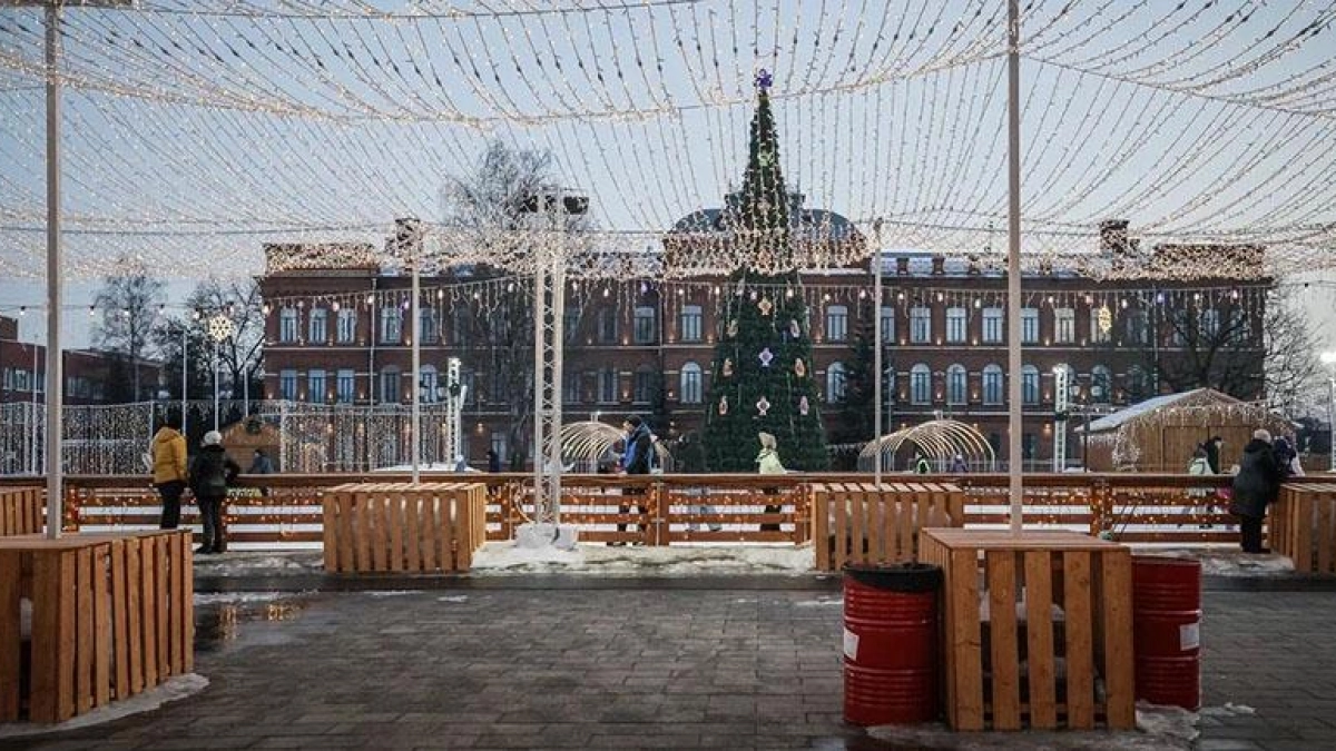 В Рыбинске убирают последнюю елку — площадь готовят к лету