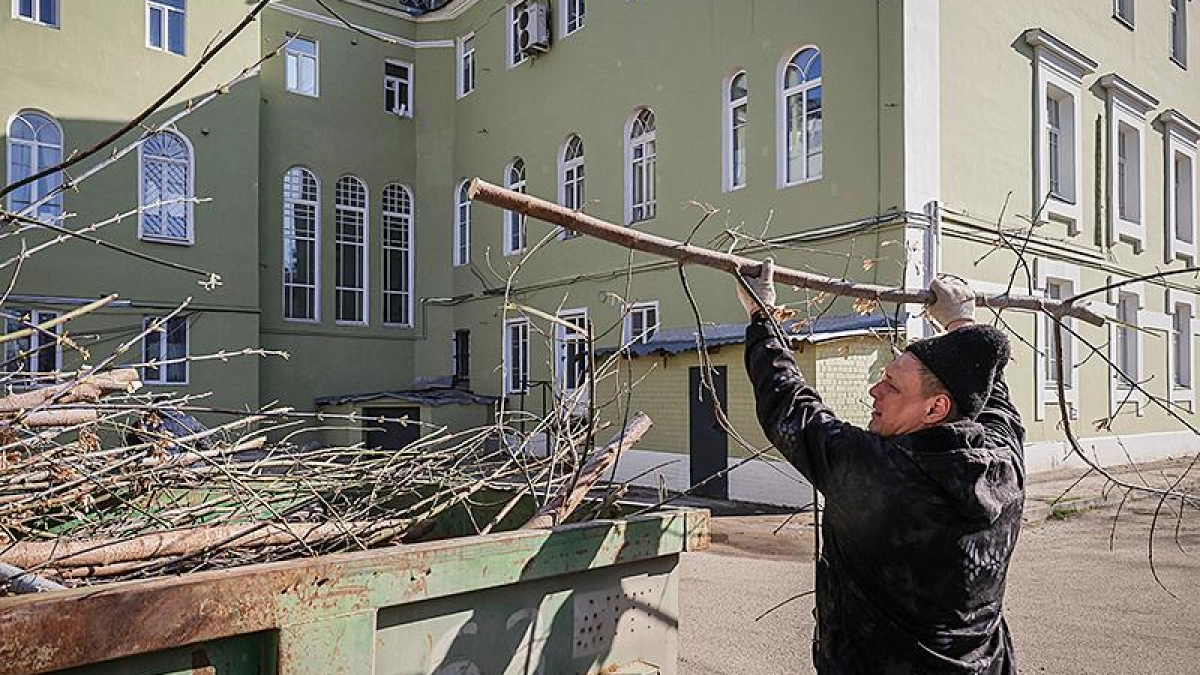 Более 500 рыбинцев убрали парки и набережную на первом субботнике