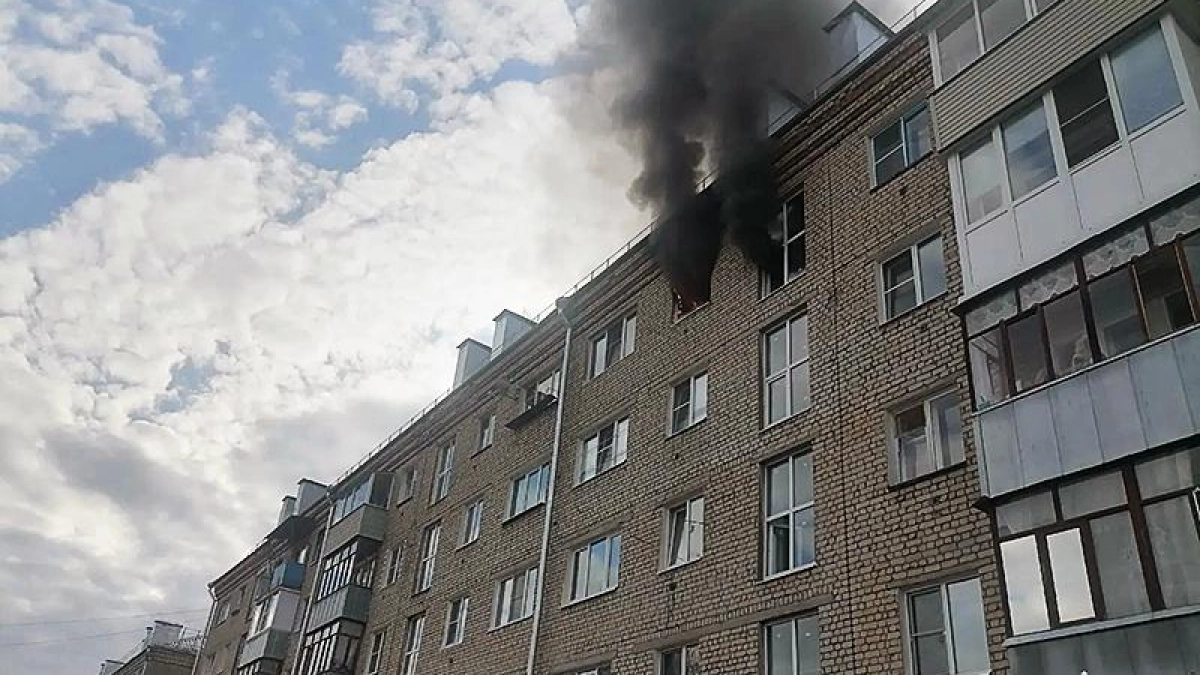 Пожар в Рыбинске: мужчину сняли с балкона автолестницей, женщину вывели с питомцем