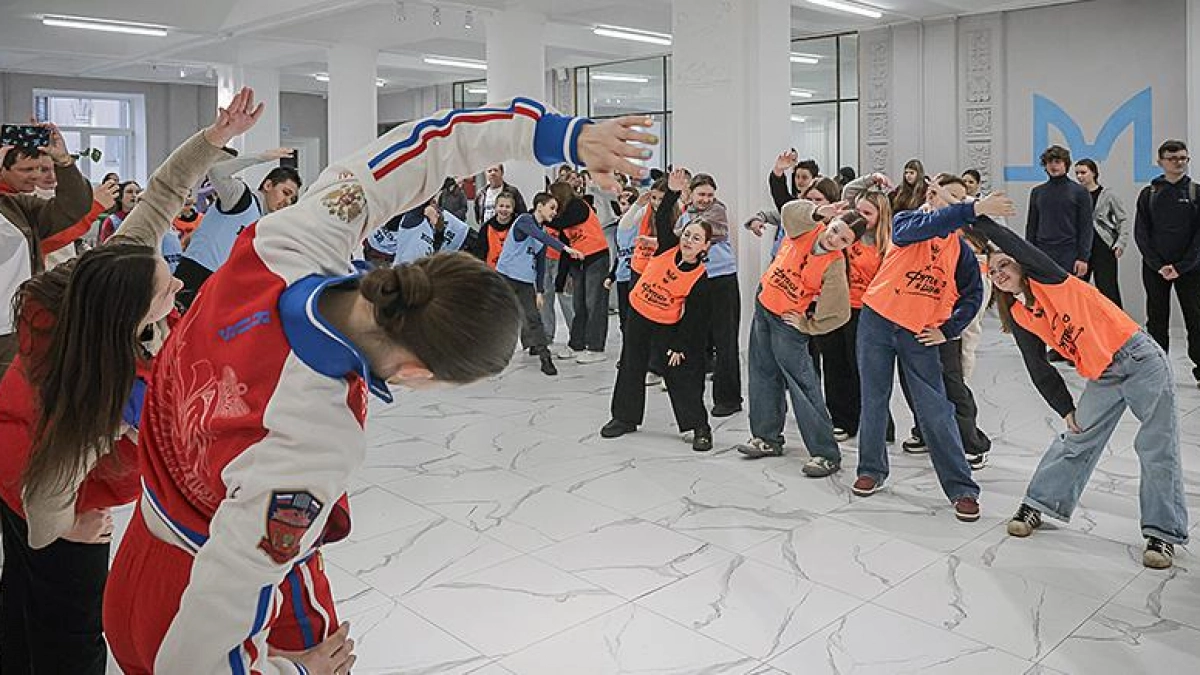 Олимпийская чемпионка провела зарядку для школьников Рыбинска