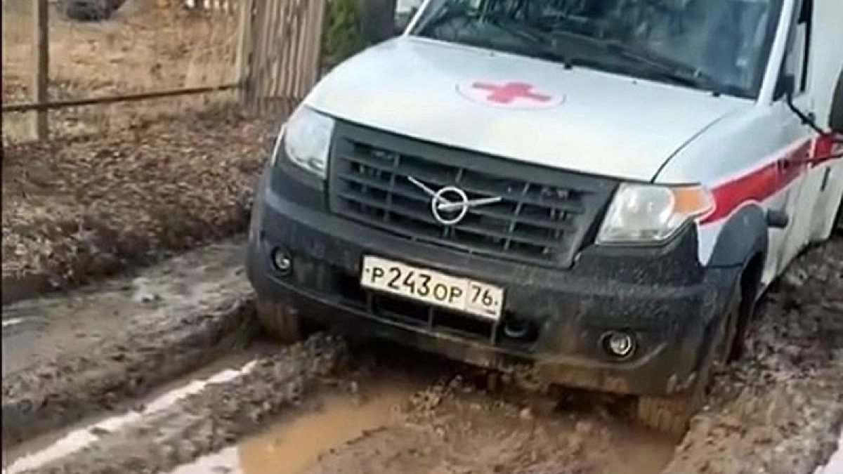 Скорая застряла в грязи под Рыбинском и вырвала задний мост
