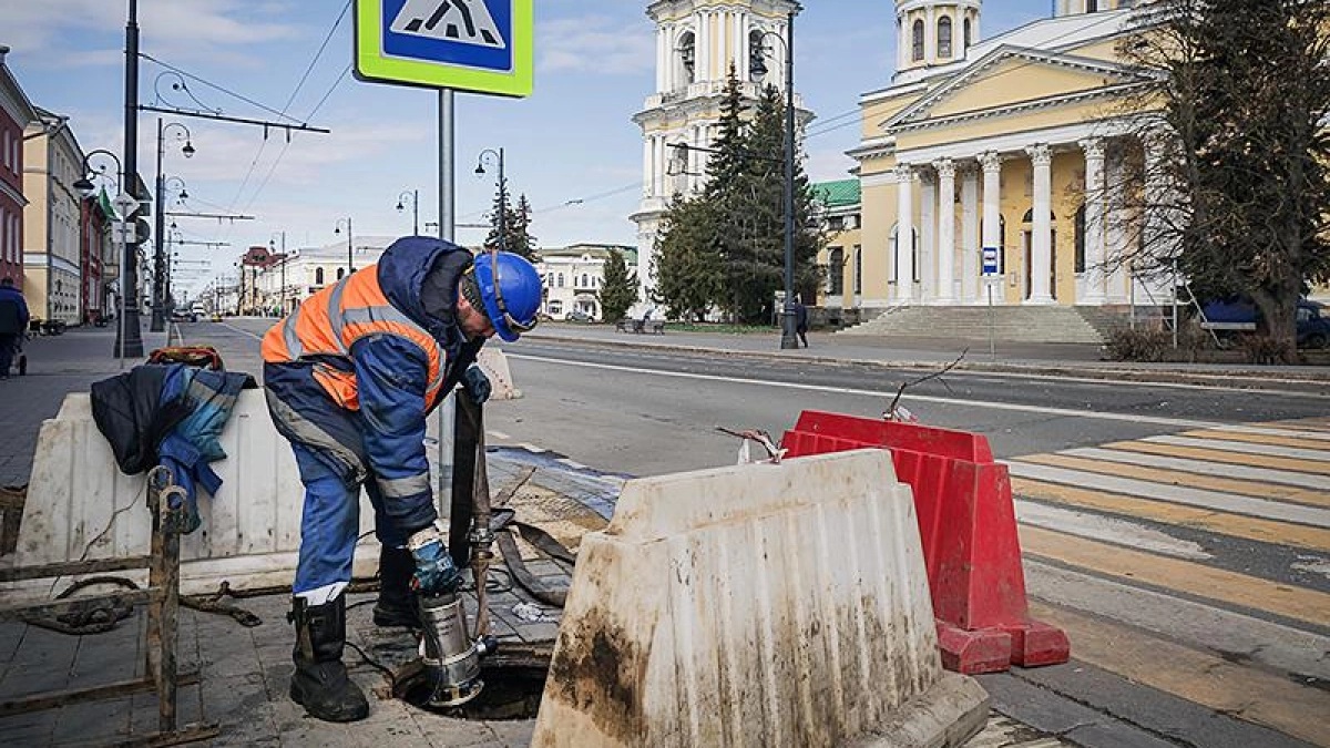 У Соборной площади Рыбинска меняют водопровод: 92 метра новых труб