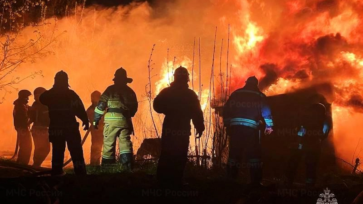Три пожара за два дня в Рыбинске: дома и павильоны — без пострадавших