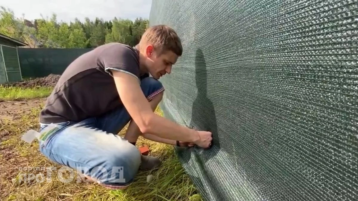 Собрал стильный забор за копейки без помощи рабочих: весь поселок теперь спрашивает, как мне это удалось