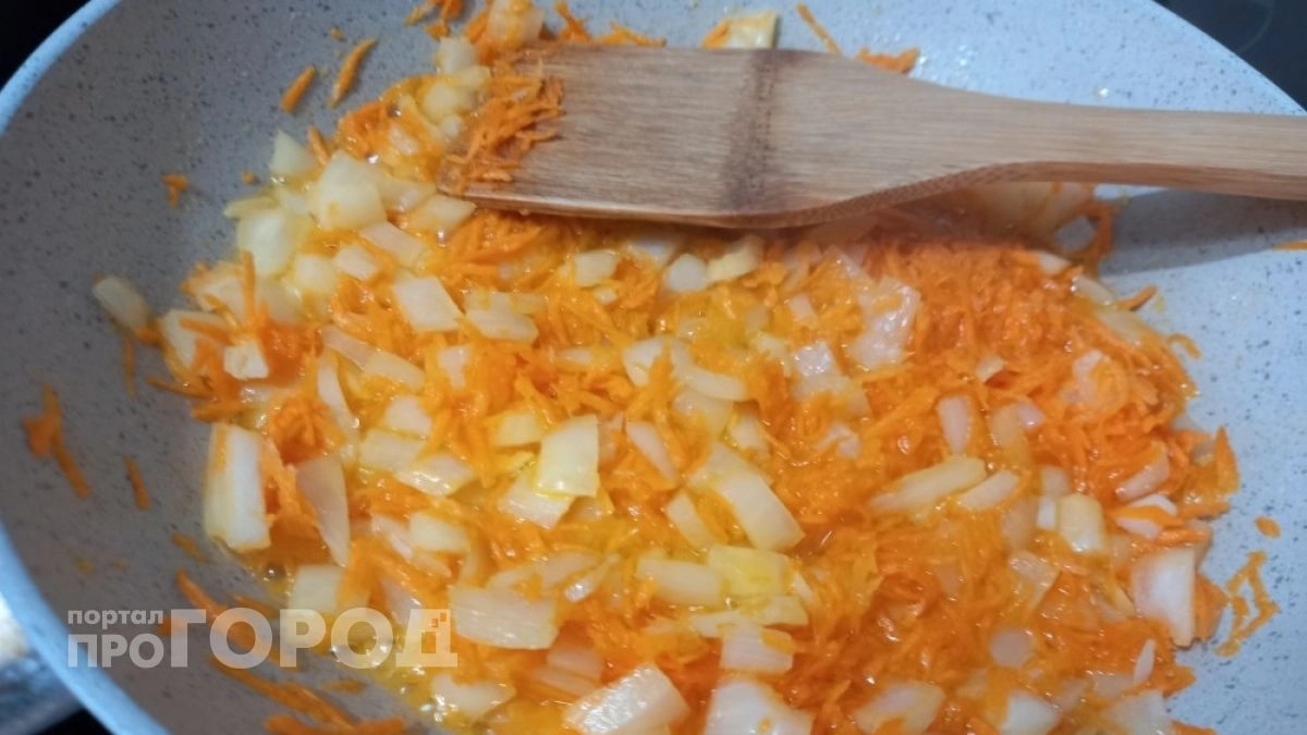 Хватит портить зажарку: повара наконец объяснили правильный порядок обжарки лука и моркови для идеального вкуса