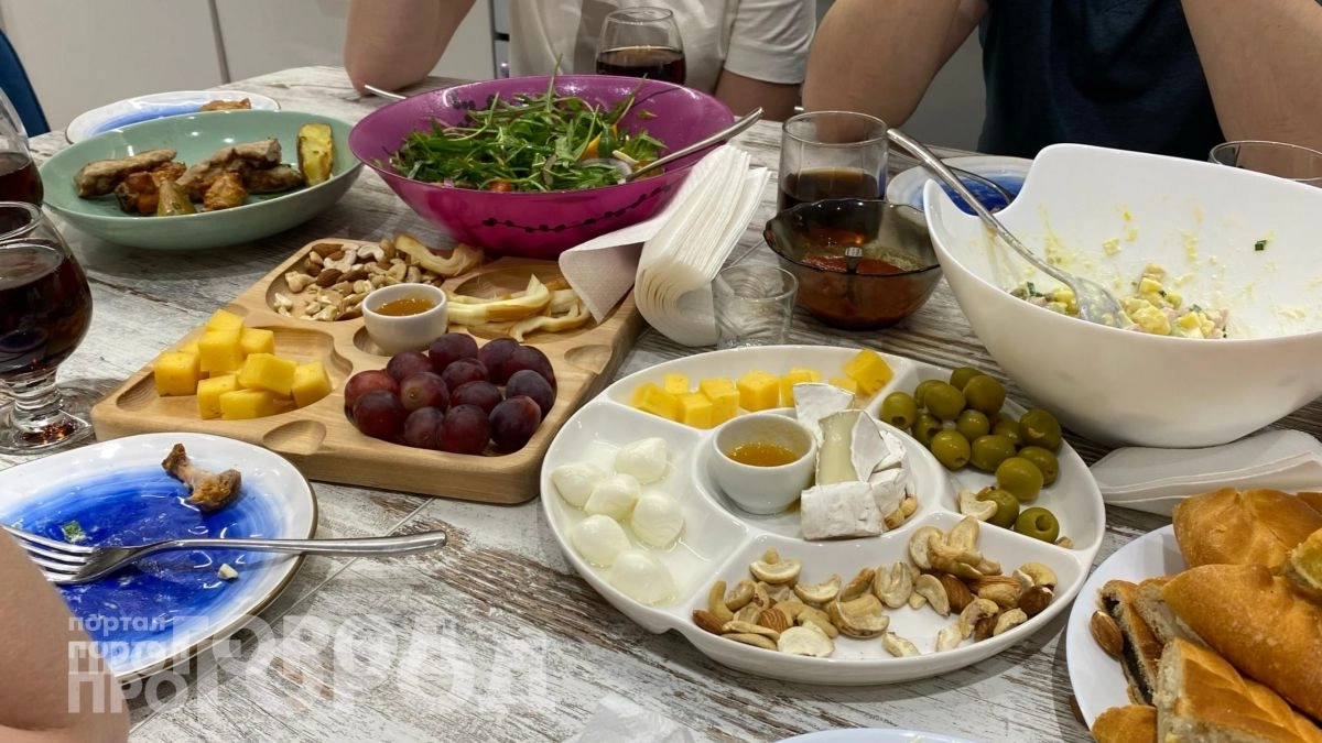 Забудьте про обеденный стол на кухне: дизайнеры показали стильные альтернативы для экономии пространства