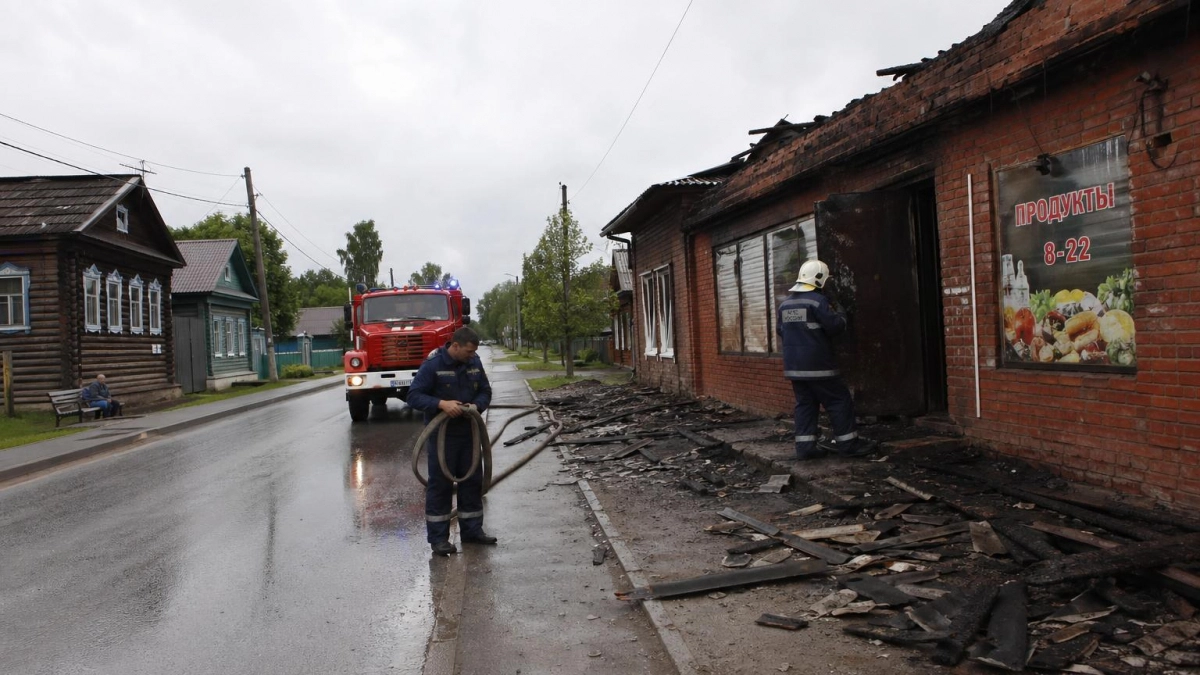 Пожар в магазине Покрова тушили 12 спасателей больше двух часов