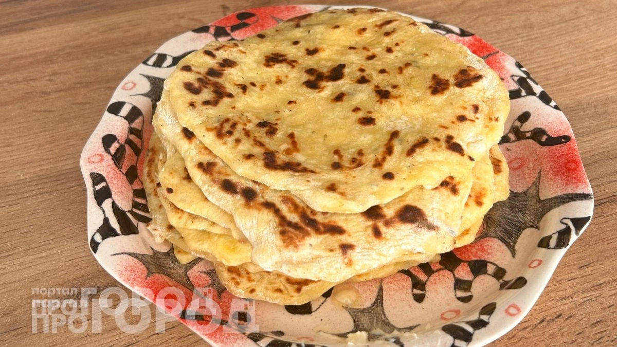 Минимум продуктов и никакой возни с тестом: делюсь рецептом сытных картофельных лепешек за десять минут