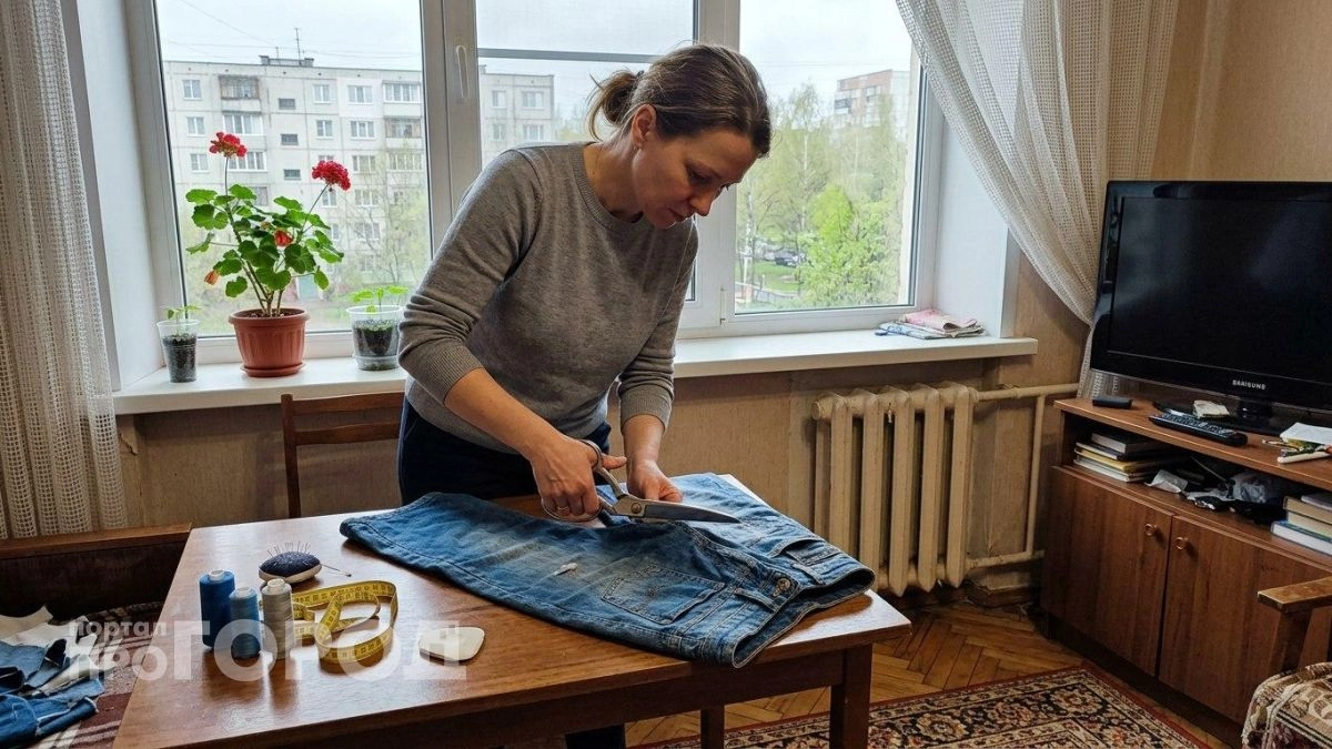Больше не трачу деньги на аксессуары: показываю как превратить ненужные джинсы в стильную вещь за вечер