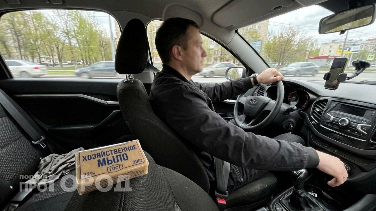Забудьте про покупную автохимию: как обычный кусок мыла за копейки избавит от запотевших стекол в машине