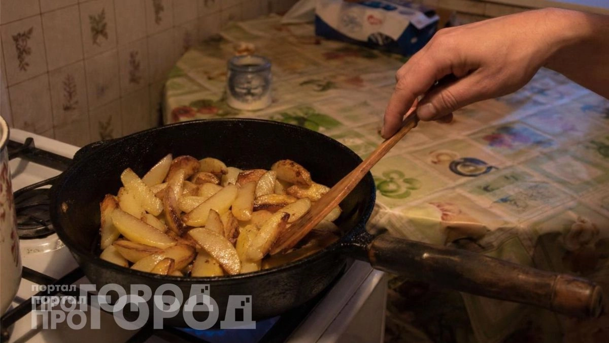 Хватит мучить сковородку подсолнечным маслом: вот в чем нужно жарить картошку для идеальной хрустящей корочки