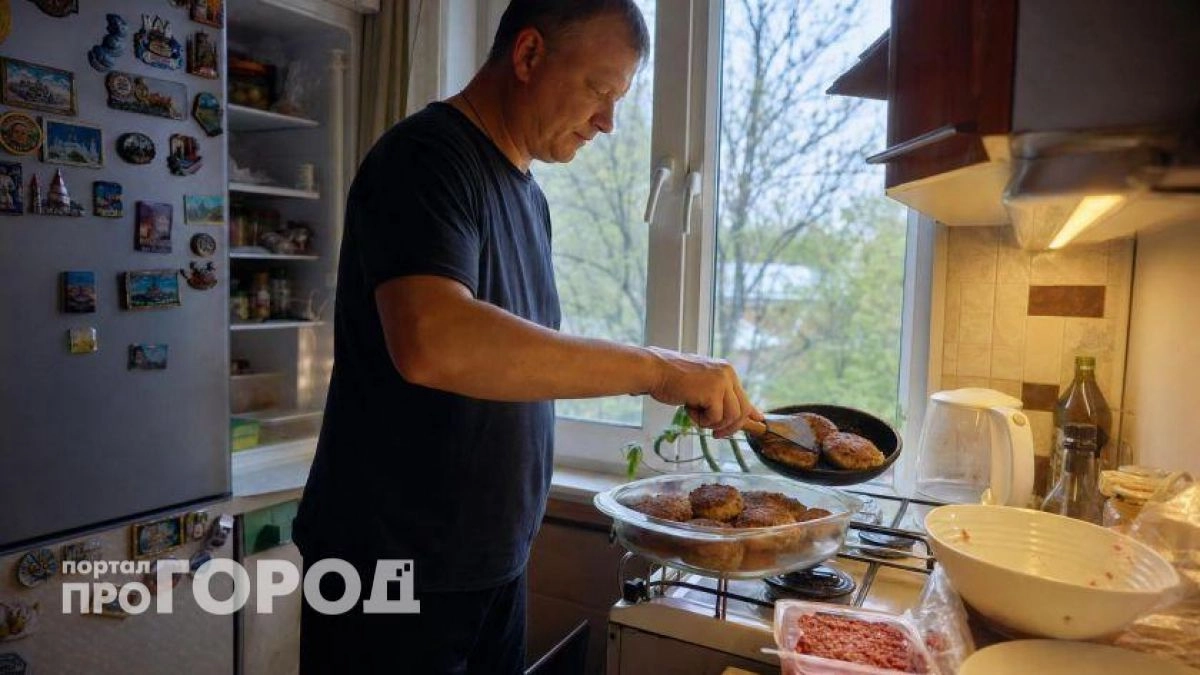Больше никаких сухих котлет: один трюк с крышкой на сковороде сделает их нежными без лишних усилий и духовки