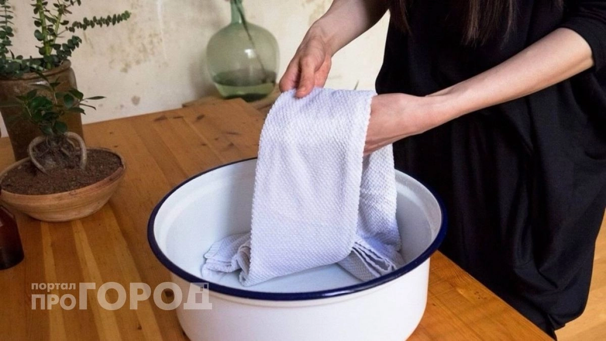 Хватит портить ткань кипячением: просто добавьте две ложки этого средства в таз и белизна вернется мгновенно
