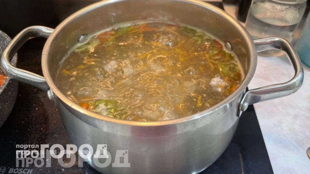 Перестаньте добавлять этот популярный ингредиент в куриный бульон: объясняю чем заменить для идеального вкуса
