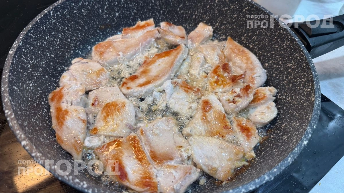 Больше не готовлю курицу без щепотки соды: этот простой трюк делает даже сухое филе максимально сочным