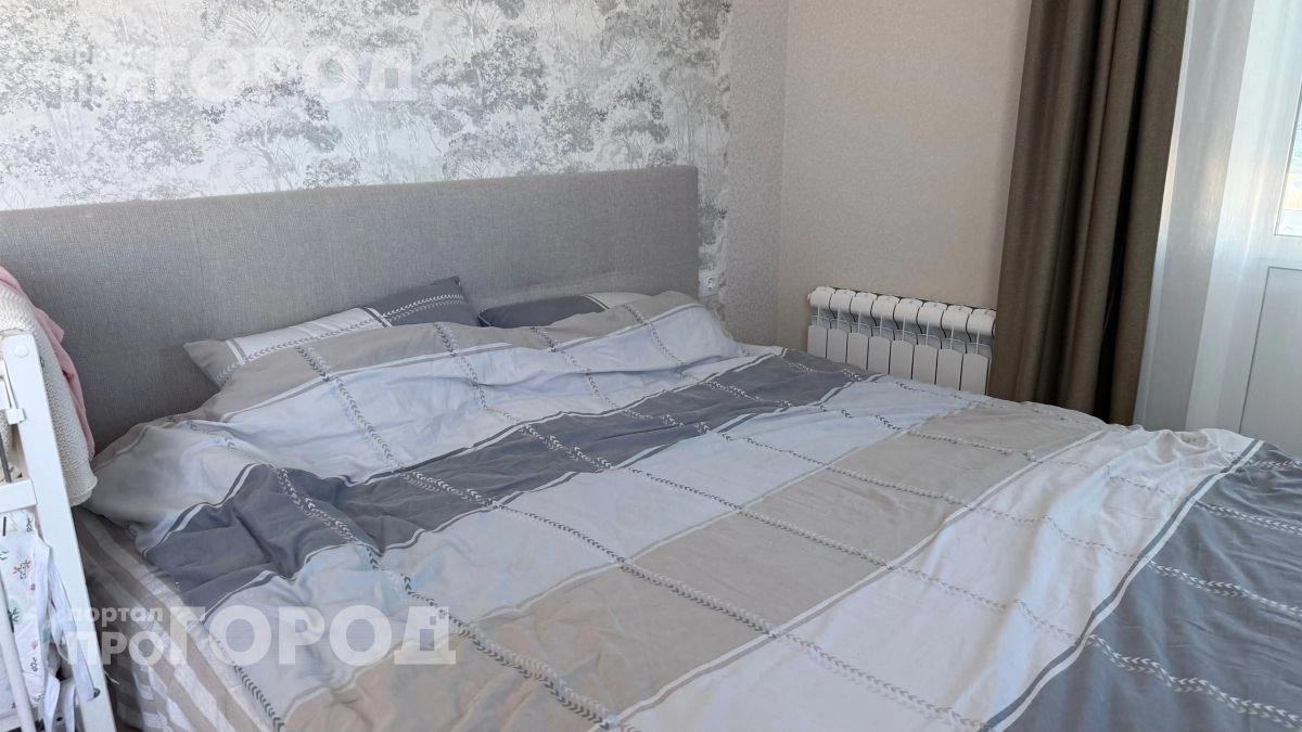 Забудьте о вечно сползающей простыне: один простой фиксатор поможет кровати выглядеть идеально всю неделю