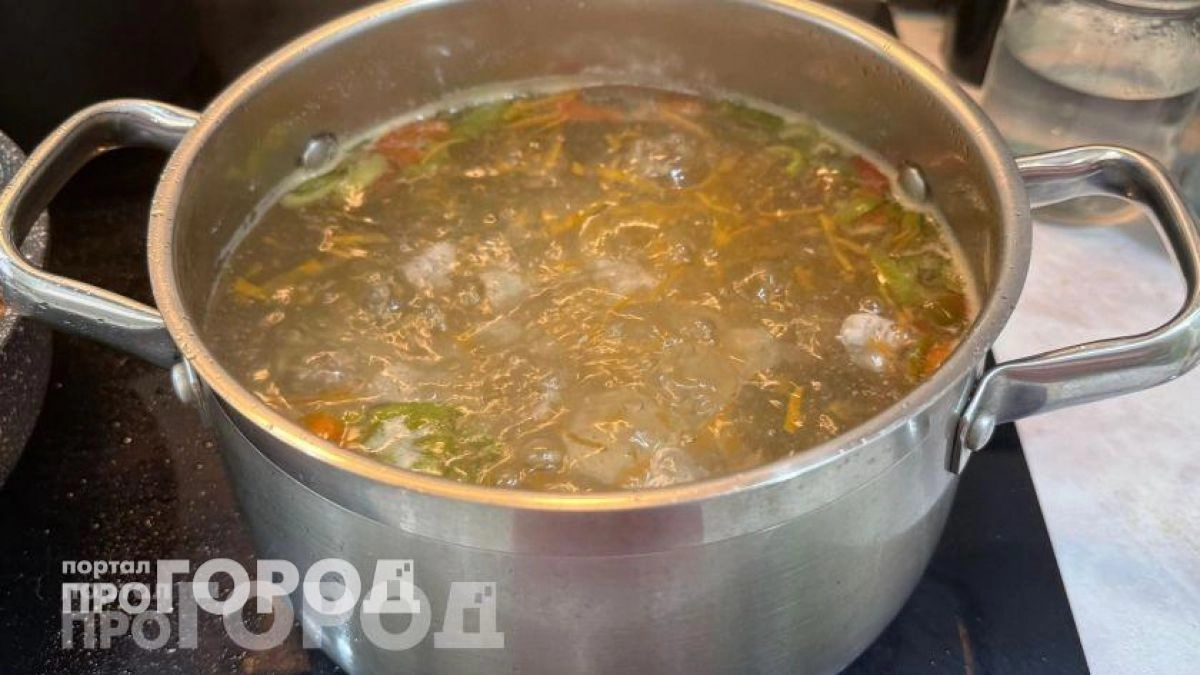 Перестаньте портить суп этим популярным овощем: он перебивает вкус блюда, лучше замените его на этот продукт