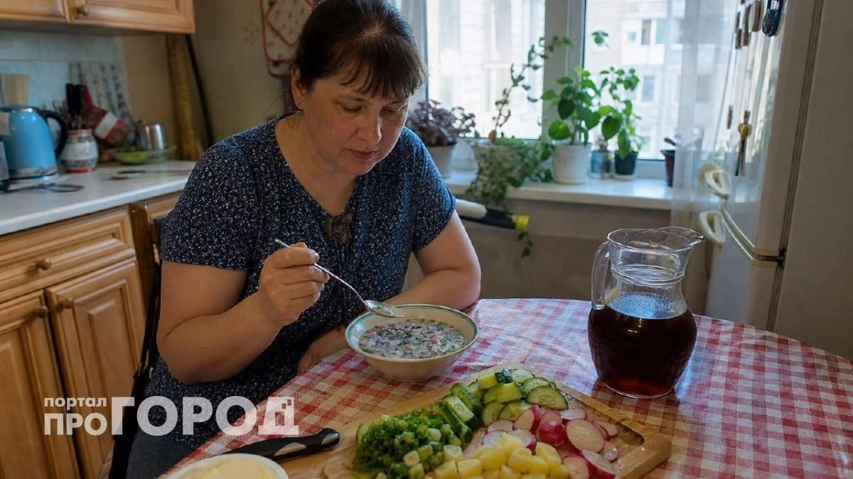 Хватит превращать окрошку в тяжелый салат: замените всего один ингредиент для легкости и заряда энергии