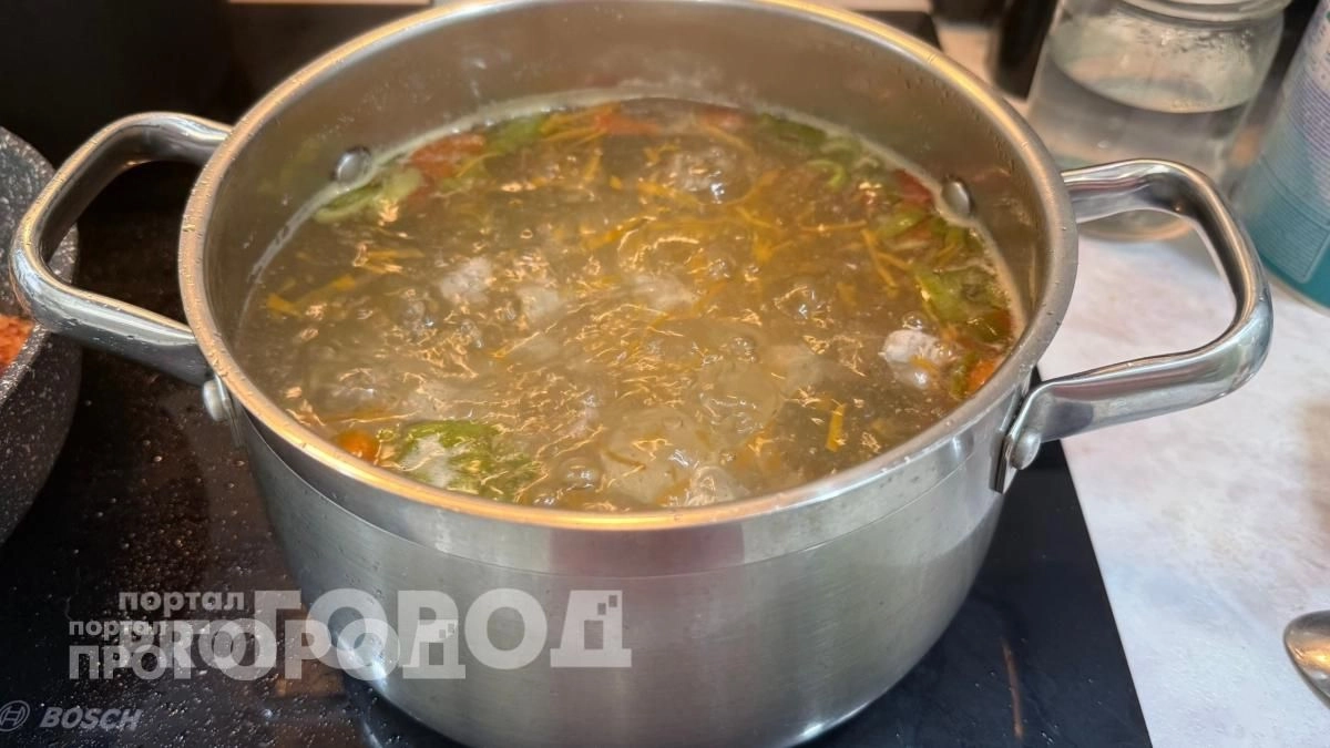 Перестала мучиться с ложкой у плиты: один ингредиент делает бульон кристально чистым без снятия пены