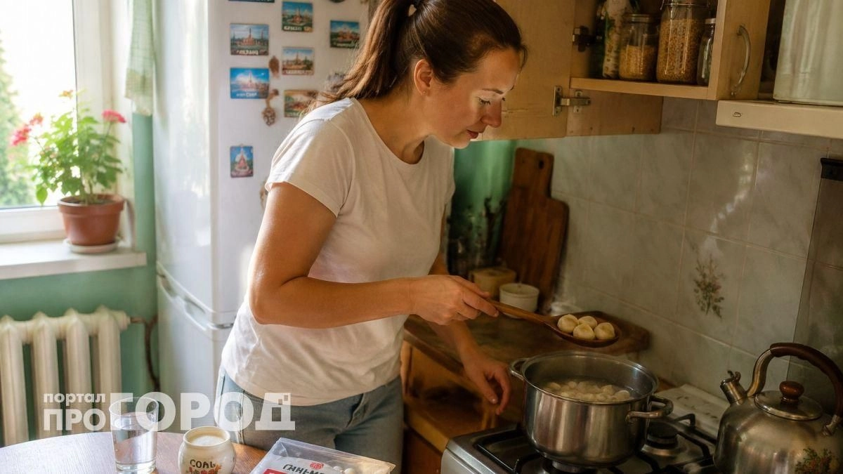 Перестаньте мучиться с кастрюлей: шеф-повар открыл секрет приготовления пельменей на сковороде для сочности