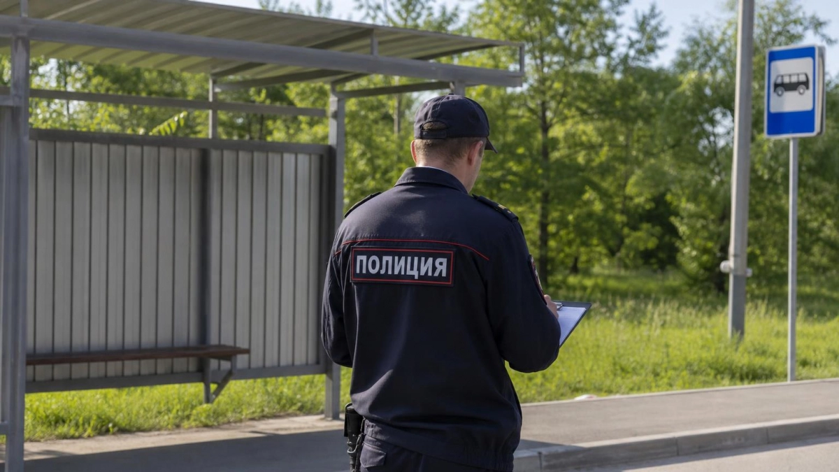 Женщина украла карту у заснувшего на остановке мужчины и потратила 4 тысячи