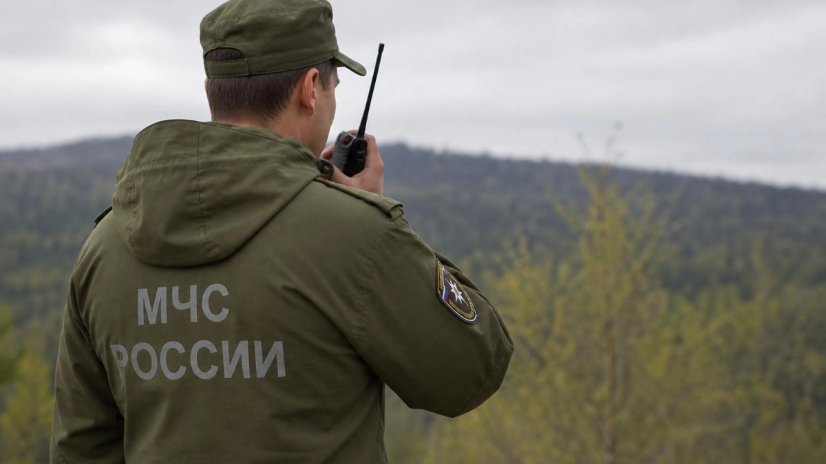 Под Рыбинском тушат пожар на топливном складе — воздух проверяют