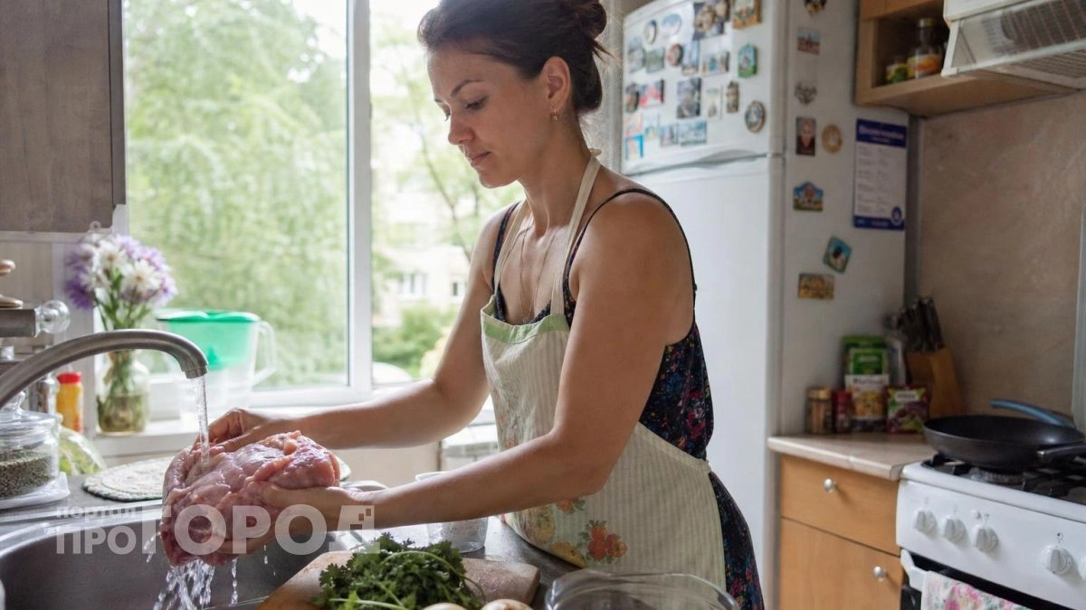 Прекратите мыть мясо под краном: вы неосознанно превращаете свою кухню в настоящий очаг опасных инфекций