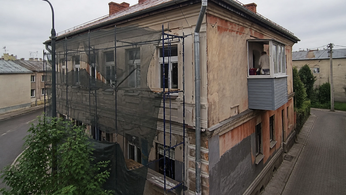 В Рыбинске фасад дома на Чкалова, 27 ремонтируют за два миллиона рублей