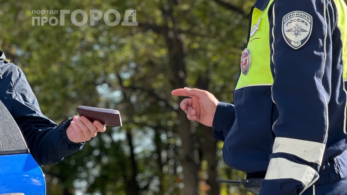 Инспектор требует права у припаркованного авто: как вежливо отказать и не довести дело до штрафа