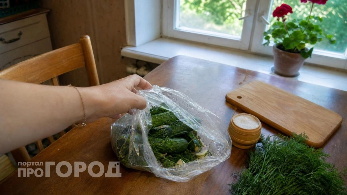 Никакой возни с рассолом: готовлю огурцы в обычном пакете и уже через полчаса подаю к столу как закуску