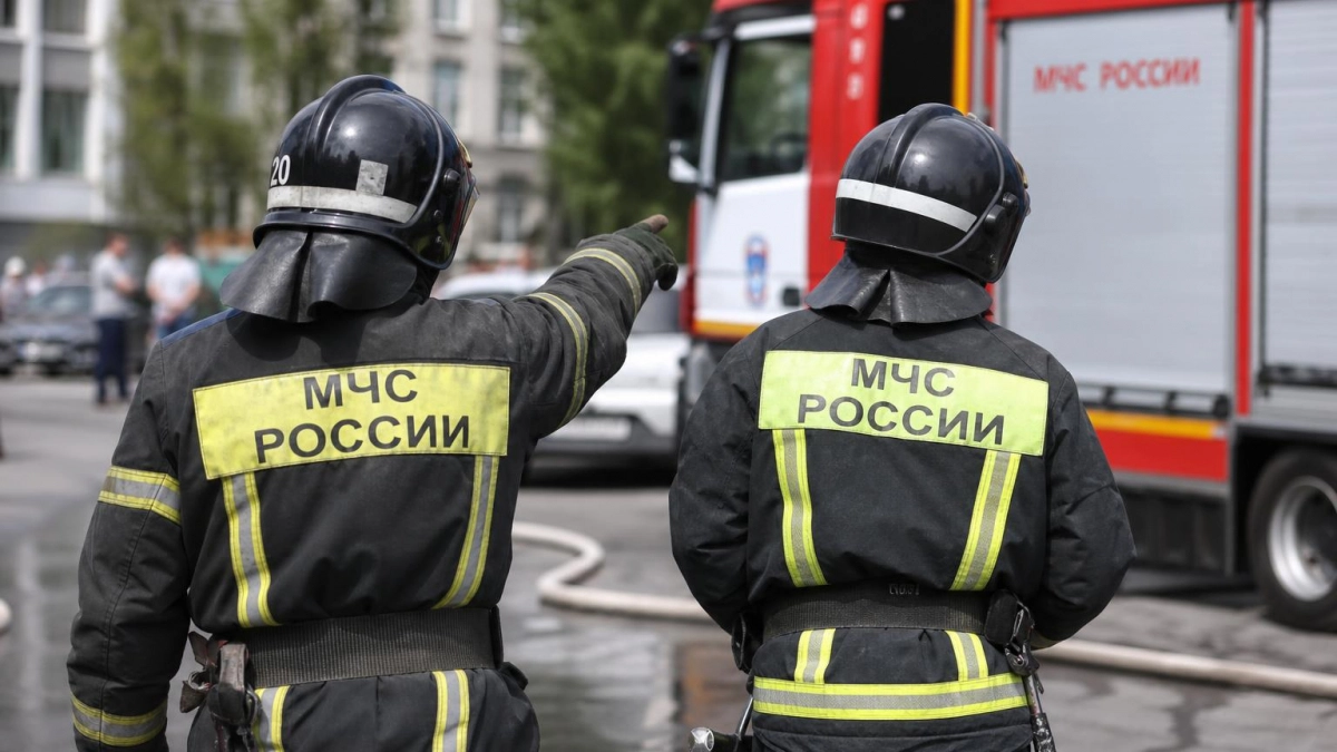 При ночном пожаре в рыбинском Заволжье пострадали люди и сгорела кровля дома