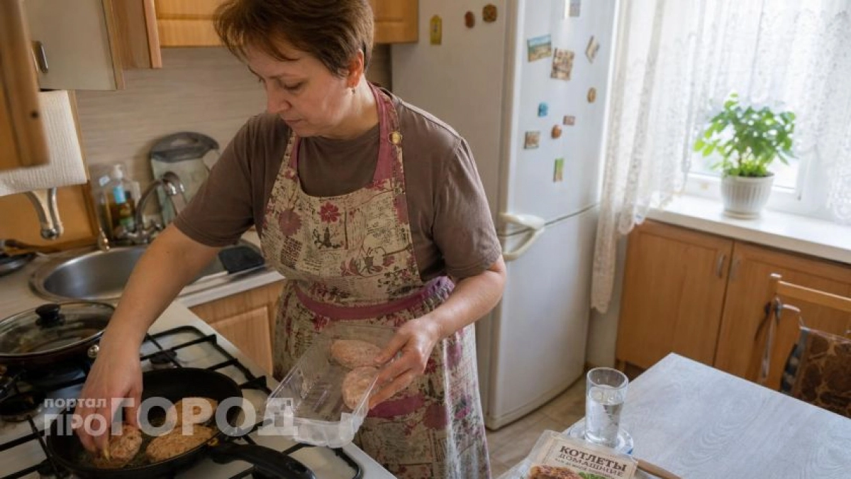 Ваши котлеты всегда будут идеальными: всего два простых движения на сковороде избавят от сырой середины