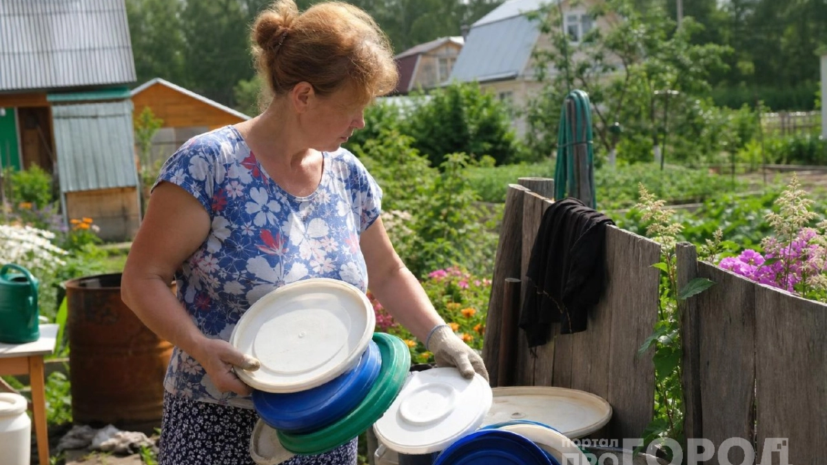 Больше не выбрасываю старые крышки: делюсь простыми хитростями для идеального порядка на дачном участке