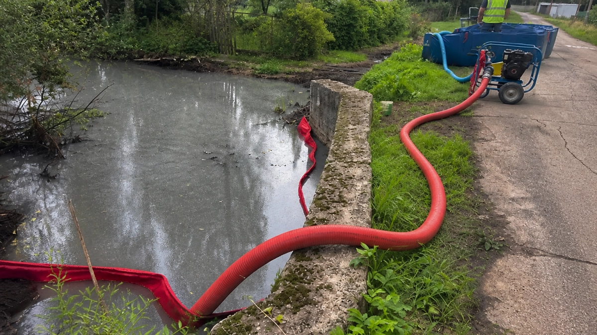 В Рыбинске начали откачку загрязненной воды из притока Уткаши для утилизации