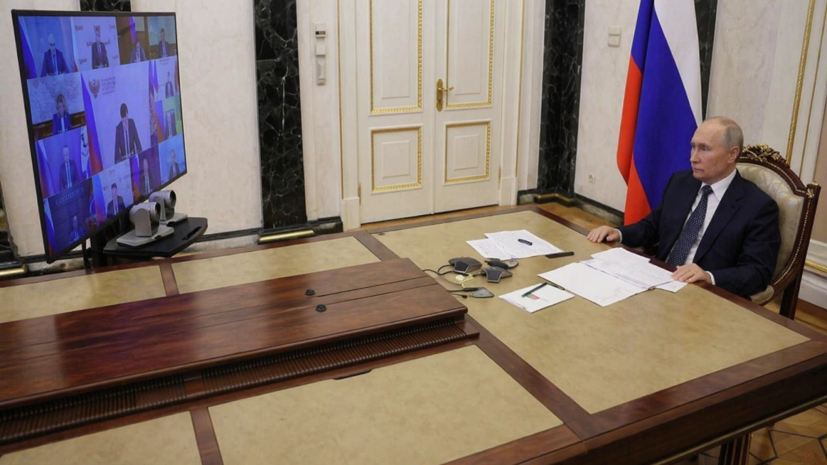 Путин на совещании по топливу назвал трудности временными