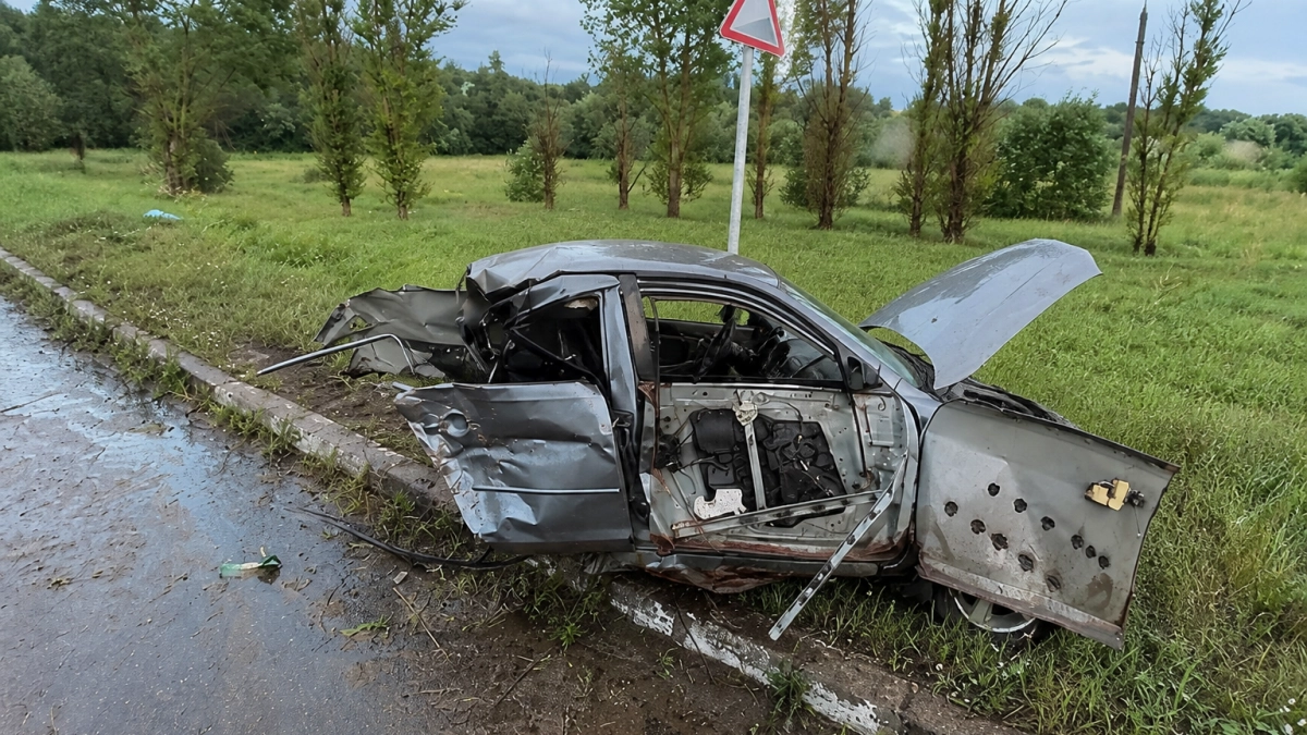 Под Рыбинском Mazda выехала на встречку и столкнулась с Ford: двое пострадали