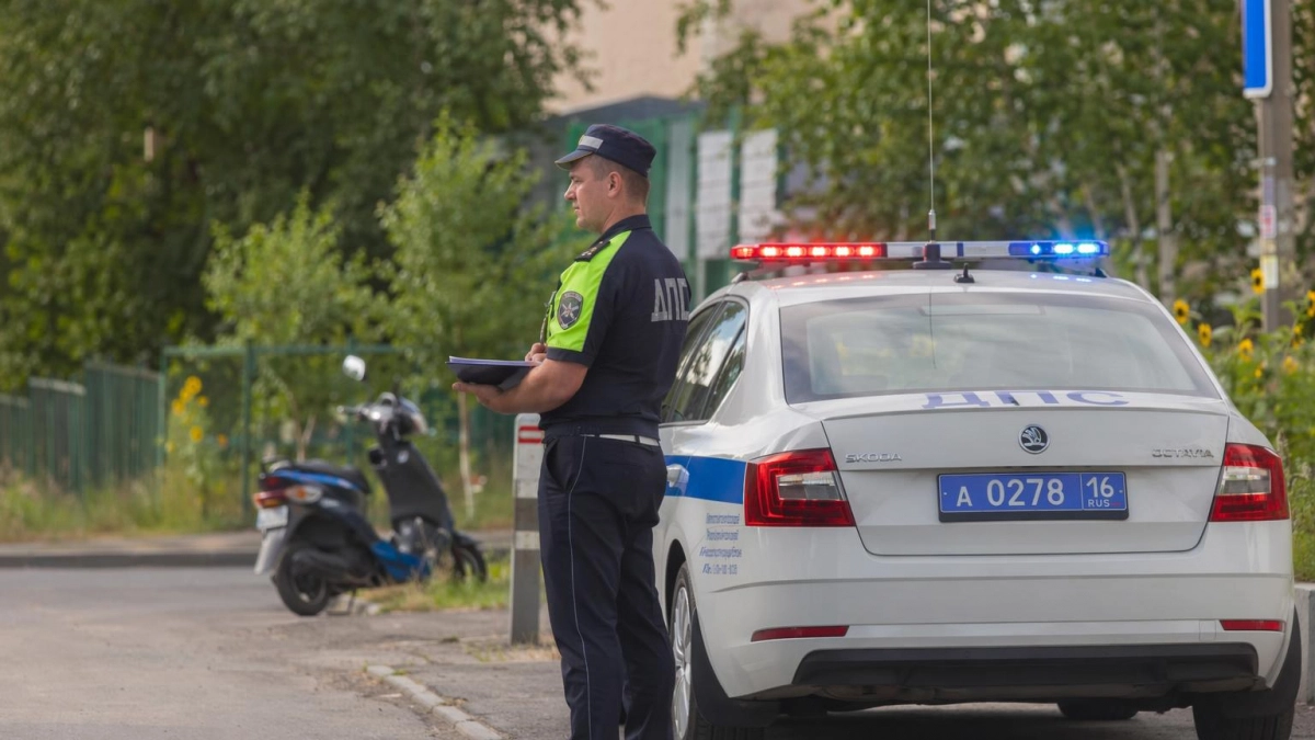 В Рыбинске судимый мужчина угнал скутер и бросил его после падения