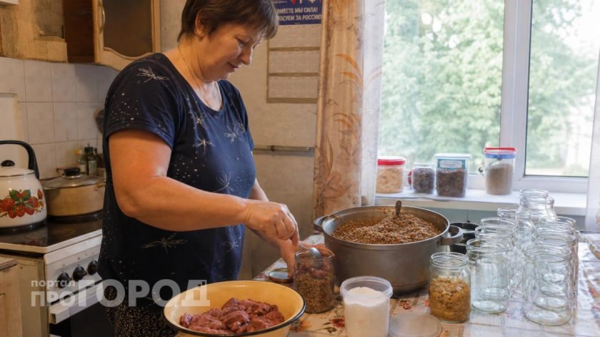 Забыла про ежедневную готовку: раскладываю гречку по банкам и закрываю вопрос с ужинами на всю рабочую неделю
