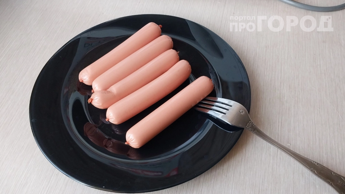 Больше не варите сосиски под крышкой: одна простая привычка лишает их вкуса и портит внешний вид навсегда