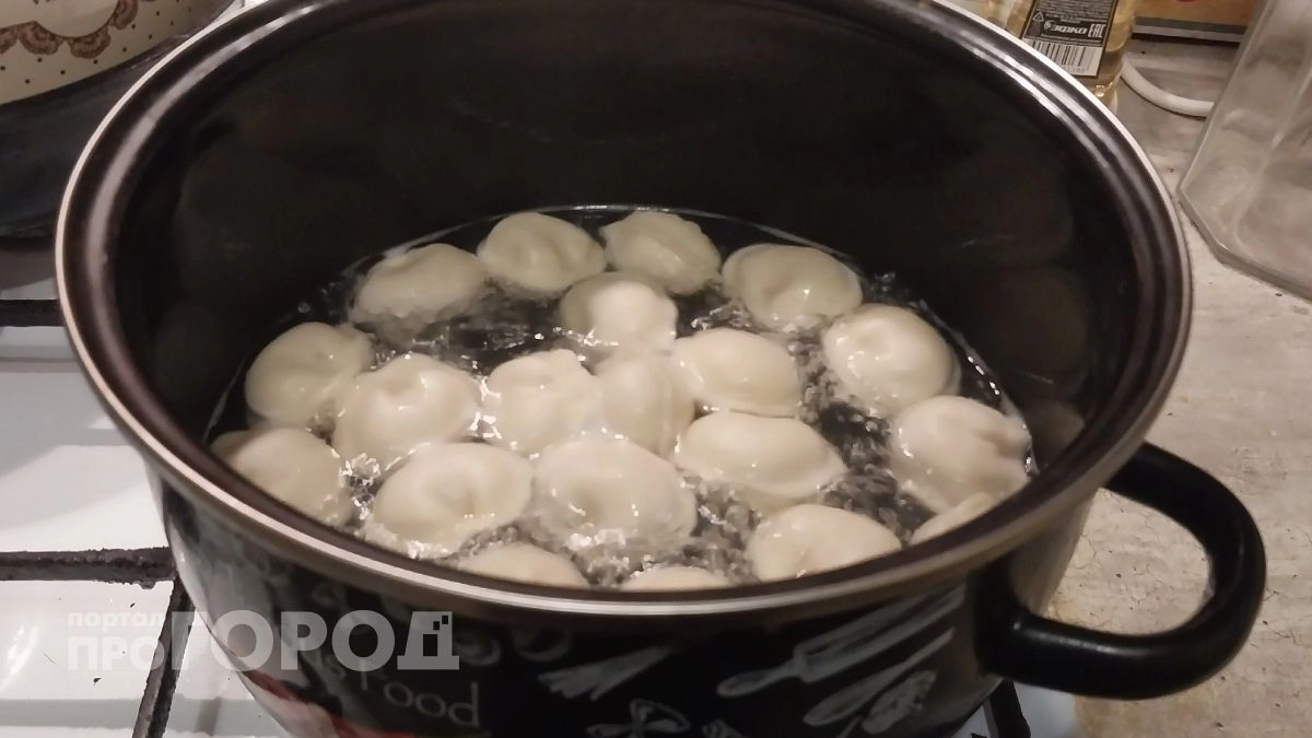 Перестаньте портить вкус пельменей: одна простая ошибка при варке делает их безвкусными и разваренными
