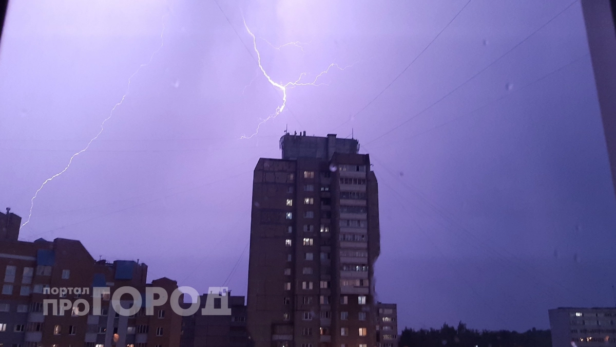Риск для жизни в собственной квартире: какие привычные действия в грозу провоцируют удар молнии внутри дома