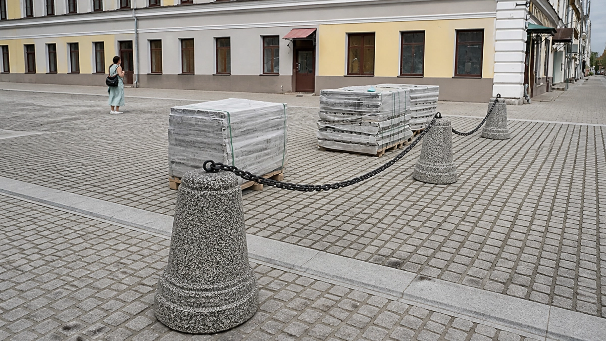В пешеходном центре Рыбинска временно закрыли въезд из за парковки на брусчатке