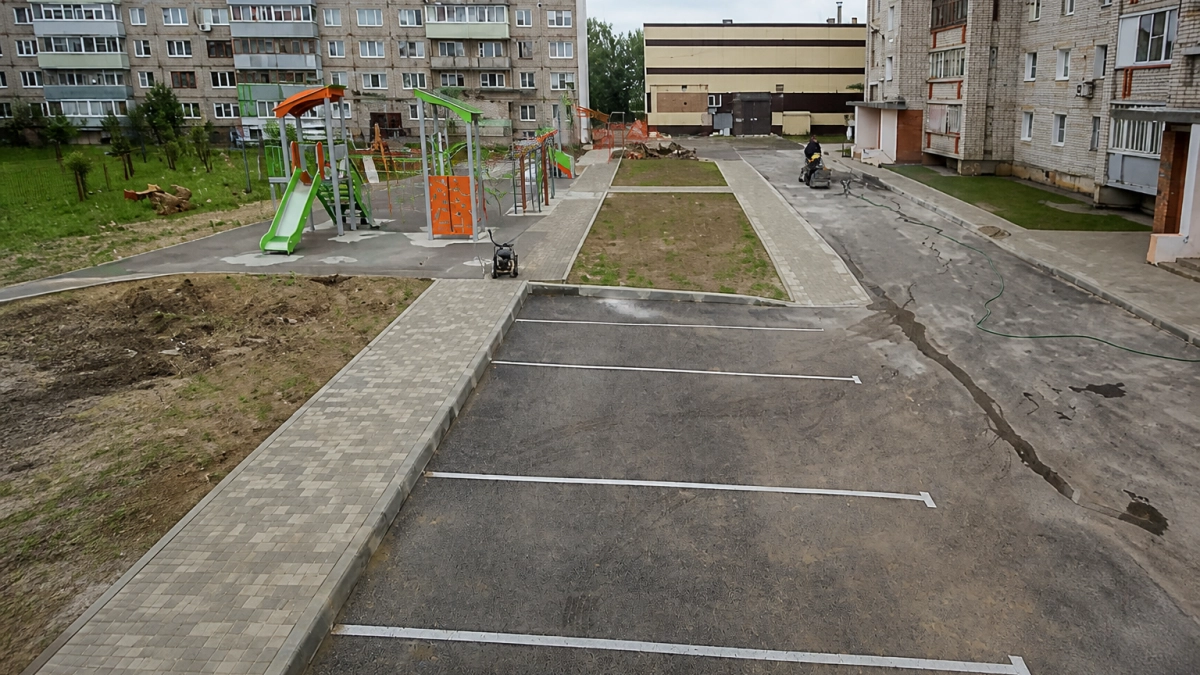 В Рыбинске досрочно благоустроили два двора с мини сквером и парковкой