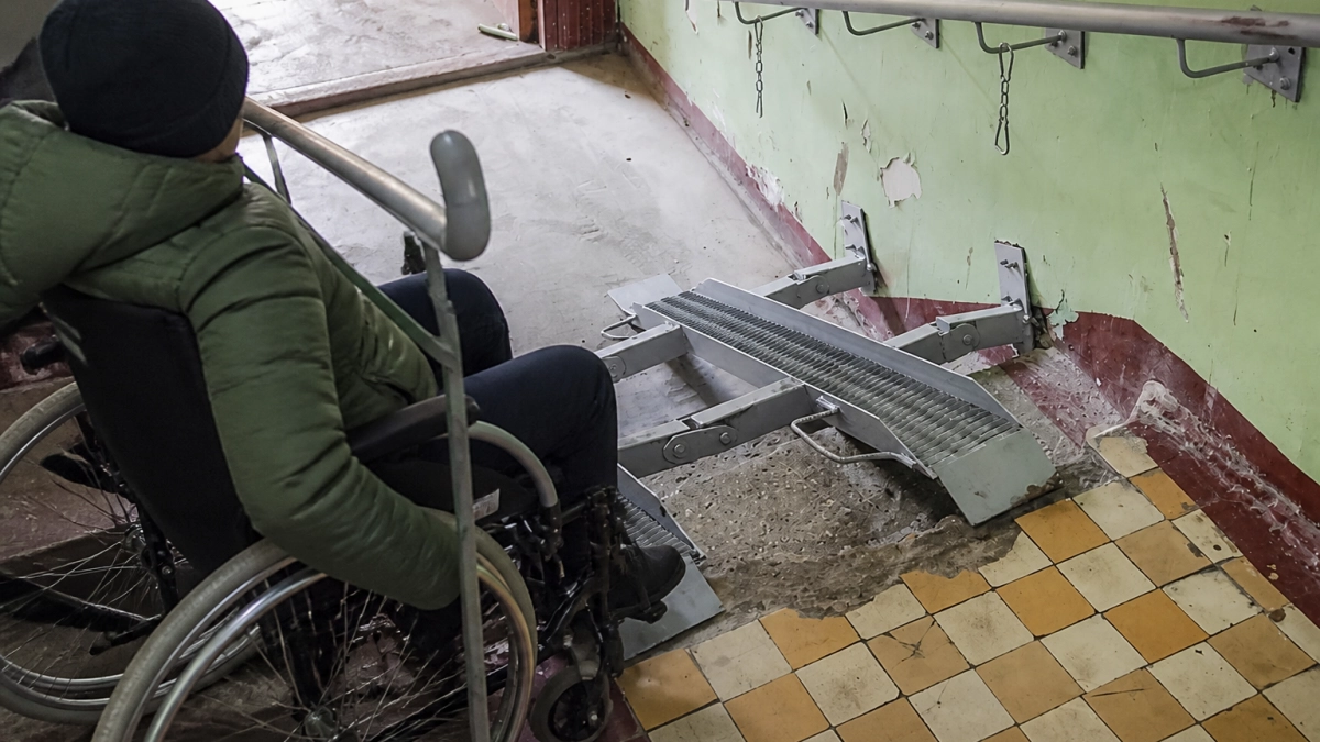 В подъезде на Целинной установили пандус для самостоятельного выхода маломобильного жителя