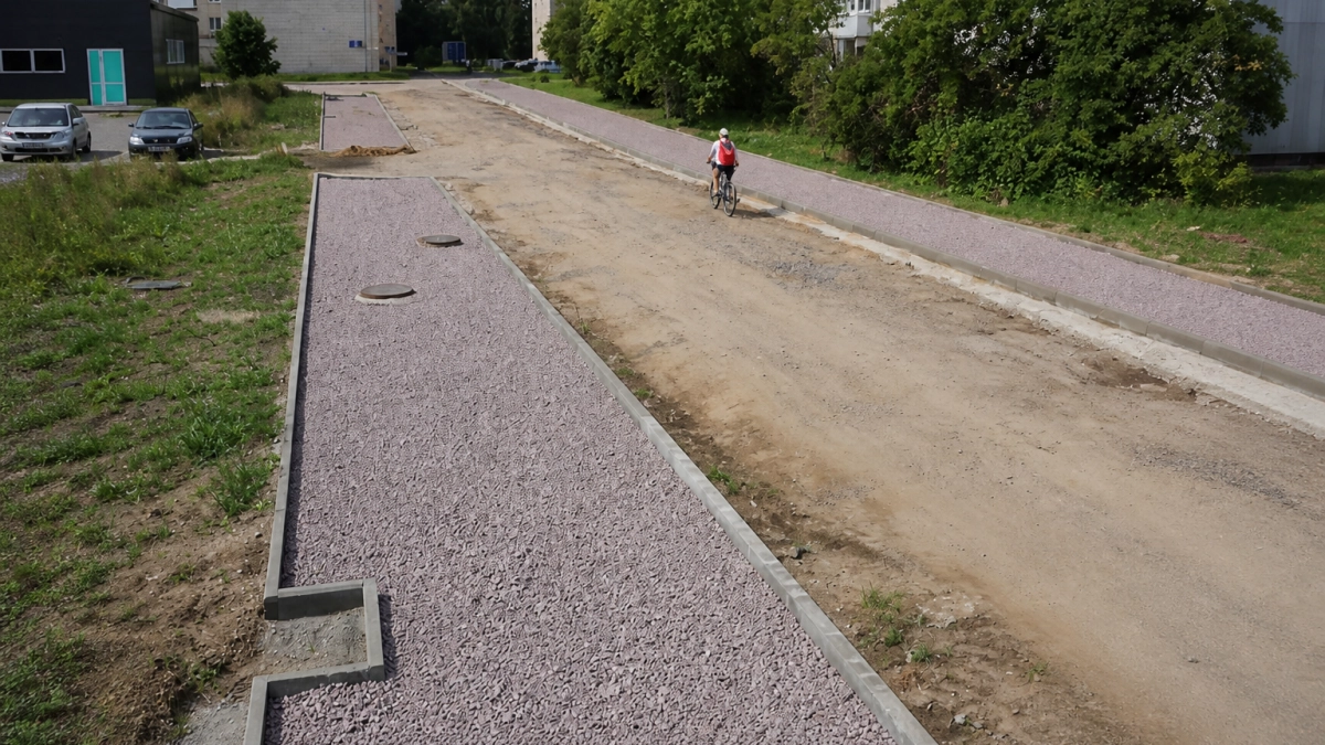 В Волжском обновляют тротуары и проезд к детсаду на улице Рокоссовского