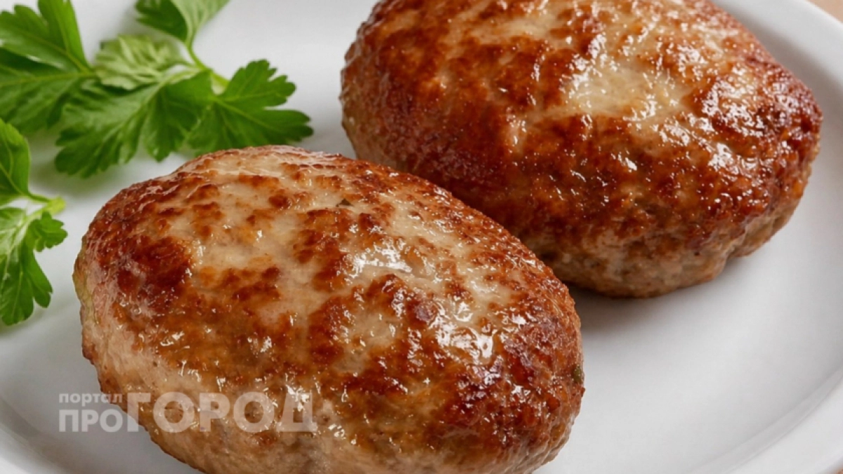 Хватит переводить продукты на жесткие котлеты: просто добавьте этот ингредиент и они станут нежными