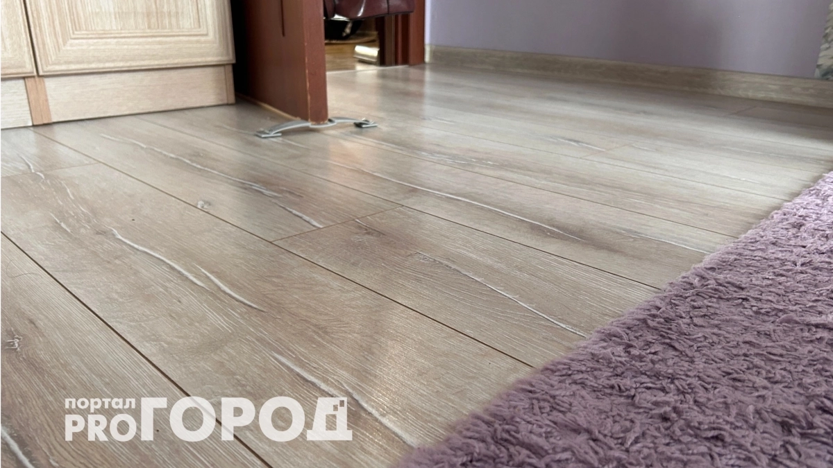 Стала добавлять в ведро для мытья полов щепотку соли: перемены в атмосфере дома заметили даже гости