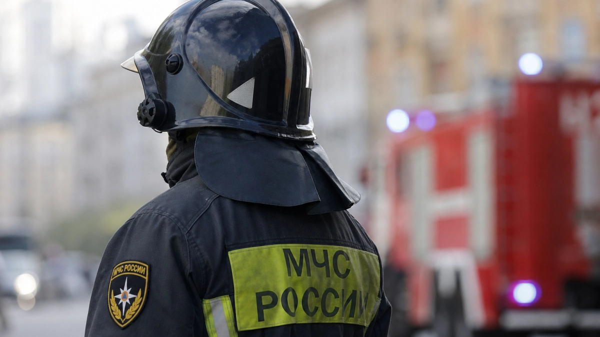 В Рыбинске за день потушили горевшее авто и полностью сгоревшую постройку