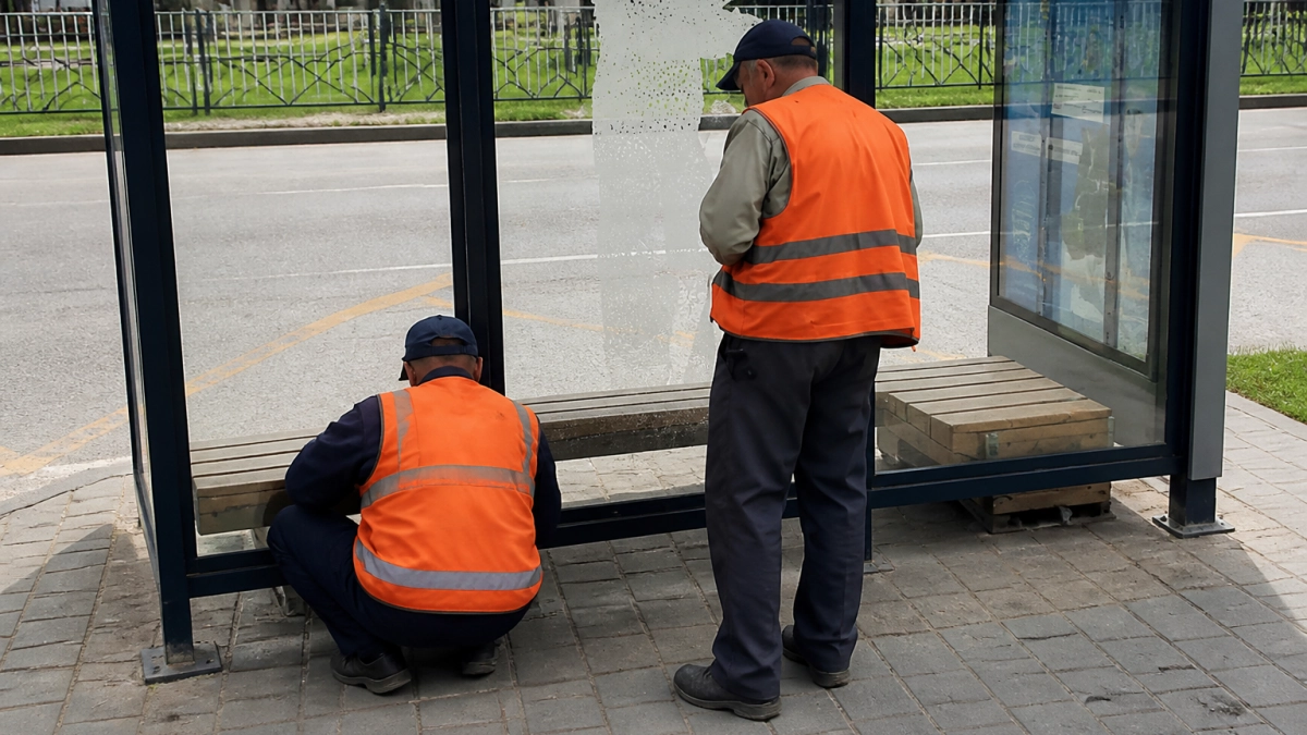 В Рыбинске снова разбили остановку в Веретье — стекло на «Школе №27» меняют повторно
