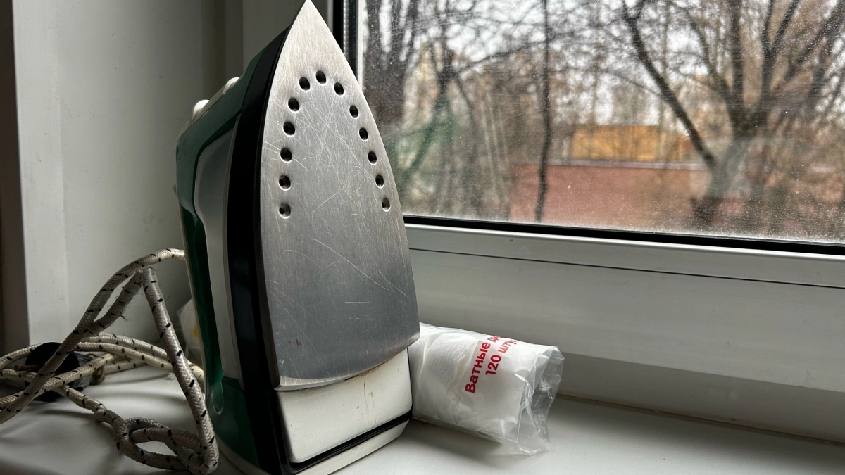 Больше не нужно тереть подошву утюга до дыр: копеечное средство из аптеки растворяет нагар за считанные секунды